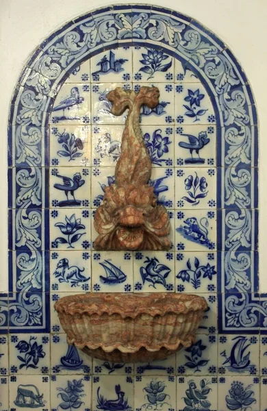 Antika Fontän Med Azulejo Och Marmorskulptur — Stockfoto