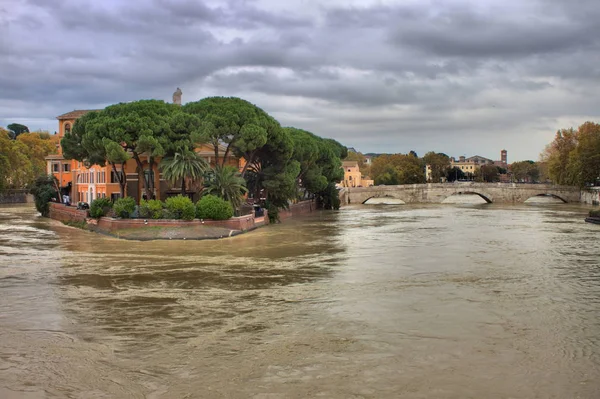 2012 日にローマのテヴェレ川の洪水の間にローマ ティベリーナ島 河川の水位は 年間で最大値に達しました — ストック写真
