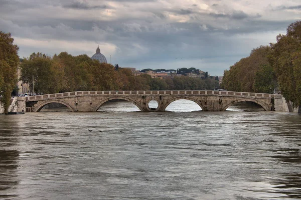 2012 日にローマのテヴェレ川の洪水の間にローマ シスト橋 河川の水位は 年間で最大値に達しました — ストック写真