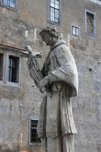 Estatua Santo Con Cruz Sus Brazos Cesky Krumlov República Checa —  Fotos de Stock