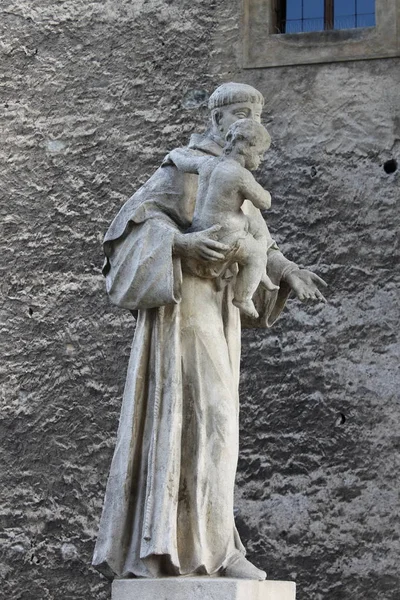 在捷克共和国捷克克鲁姆洛夫 帕多瓦的圣安东尼雕像与婴孩耶稣在他的胳膊 — 图库照片
