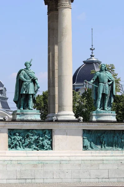 Jezdecké Sochy Maďarských Náčelníků Heroes Náměstí Budapešti — Stock fotografie