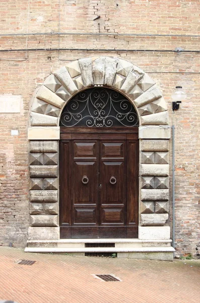 Μεσαιωνική Μπροστινή Πόρτα Στο Ουρμπίνο Ιταλία — Φωτογραφία Αρχείου