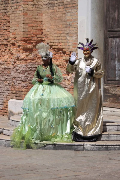 Венеция Италия Августа 2012 Два Человека Венецианском Костюме Центре Венеции — стоковое фото