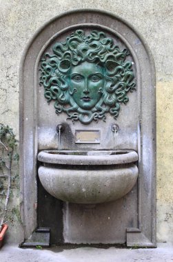 Nemi, İtalya Gorgon Çeşmesi