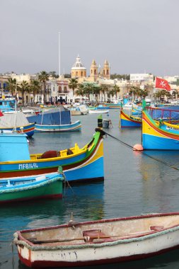 Marsaxlokk, Malta - 21 Ocak 2018: Luzzu Malta, Marsaxlokk bağlantı noktası adlı bir geleneksel balıkçı köyü Malta'da demirlemiş. Bir luzzu parlak renklerle boyanmış bir geleneksel balıkçı teknesi olduğunu