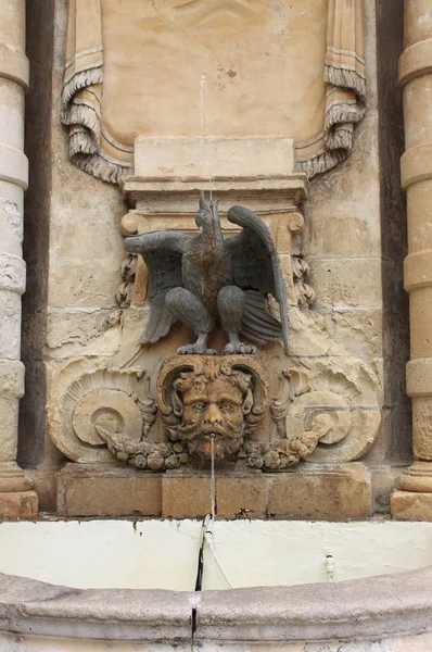 Αετός Κρήνη Στο Πλευρό Φρουρά Κεντρικό Κτήριο Στη Βαλέτα Μάλτα — Φωτογραφία Αρχείου