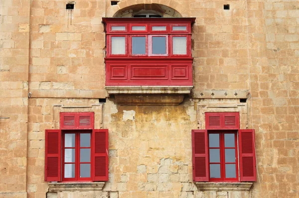 马耳他的典型五颜六色的阳台和窗户 — 图库照片