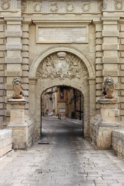 Αρχαία Ασβεστόλιθος Πύλη Στην Πόλη Της Μντίνα Μάλτα — Φωτογραφία Αρχείου