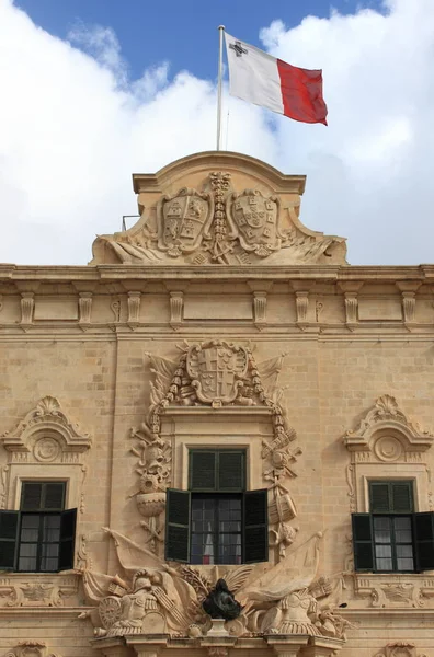 马耳他国旗 卡斯蒂利亚和莱昂的武器大衣在瓦莱塔的客栈卡斯蒂利亚顶部 — 图库照片