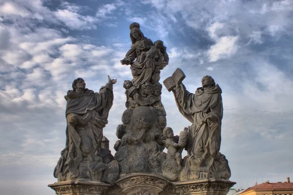 捷克共和国布拉格查尔斯桥上的麦当娜 圣多米尼克和圣托马斯雕像 — 图库照片