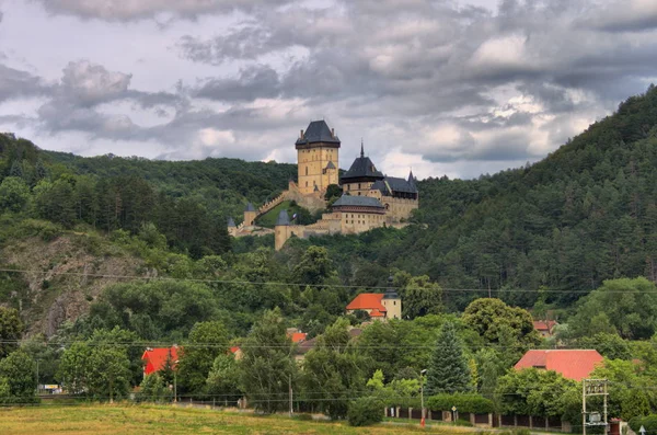 Manzaralı Karlstein Kalesi Çek Cumhuriyeti Hdr — Stok fotoğraf