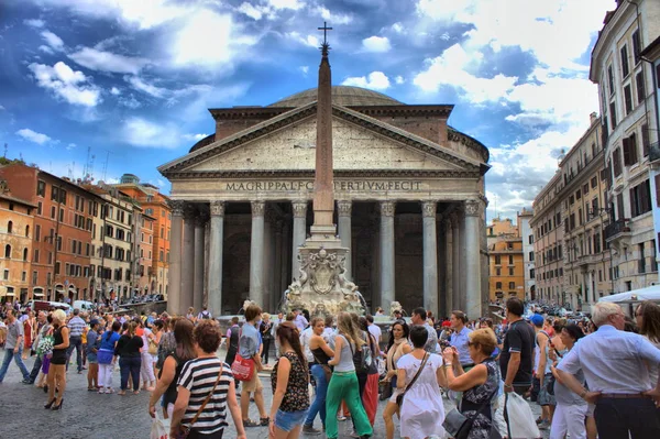 Ρώμη Ιταλία Σεπτεμβρίου 2018 Τουρίστες Επισκέπτονται Πάνθεον Καλοκαίρι Ρωμαϊκό Πάνθεον — Φωτογραφία Αρχείου