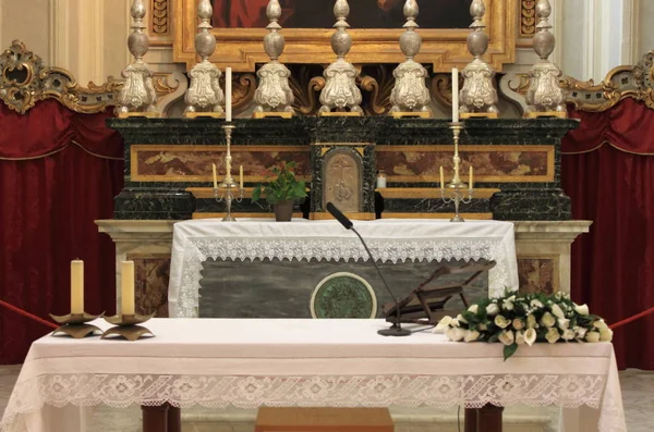 Altar Católico Uma Igreja Com Velas Flores — Fotografia de Stock