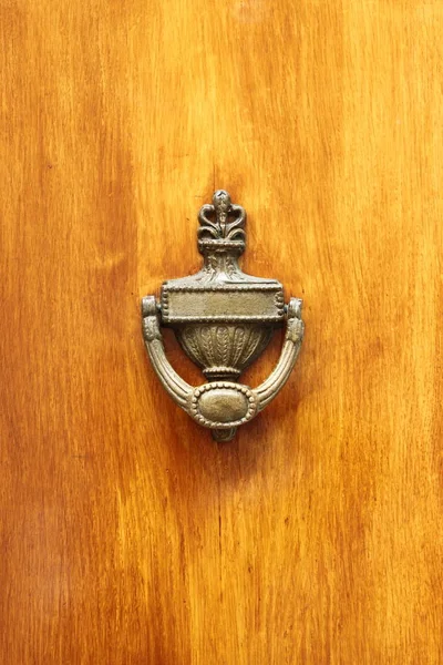 Διακόσμηση Χάλκινο Ρόπτρο Ξύλινη Πόρτα — Φωτογραφία Αρχείου