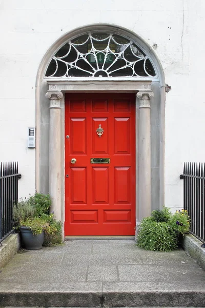 Puerta Roja Una Casa Adosada Dublín Irlanda —  Fotos de Stock