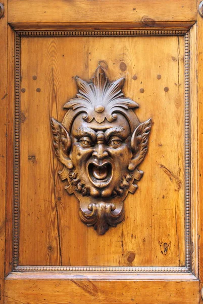 文艺复兴时期的装饰在一个棕色的木门 — 图库照片