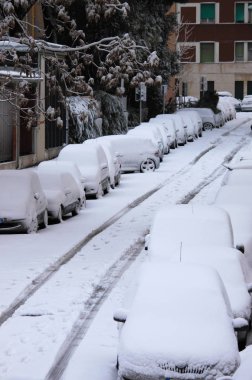 Park edilmiş arabalar ile bir kış günü kar altında sıkışmış