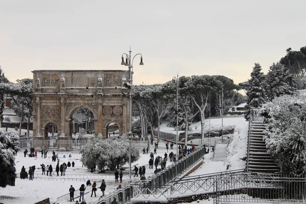 Rzym Lutego Łuk Konstantyna Ciężkim Śniegu Lutym 2012 Rzymie Ostatniego — Zdjęcie stockowe
