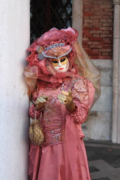 Benátky Itálie Února 2018 Osoba Benátské Kostýmy Navštěvuje Karneval Benátkách — Stock fotografie