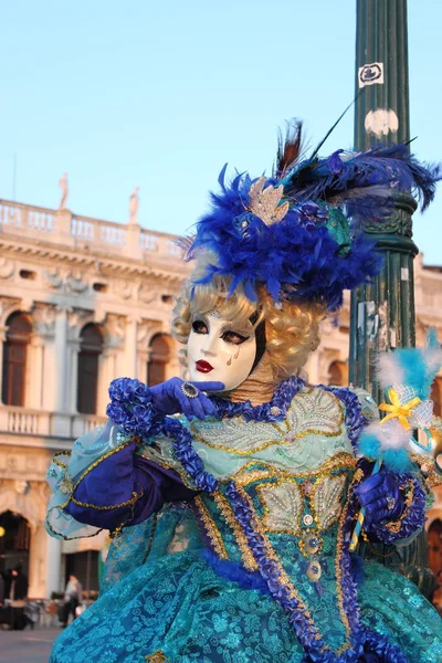 Venecia Italia Febrero 2018 Persona Traje Veneciano Asiste Carnaval Venecia —  Fotos de Stock