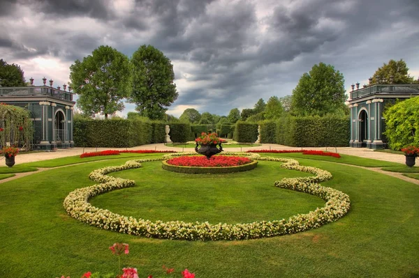 Сад Schonbrunn палаці у Відні — стокове фото