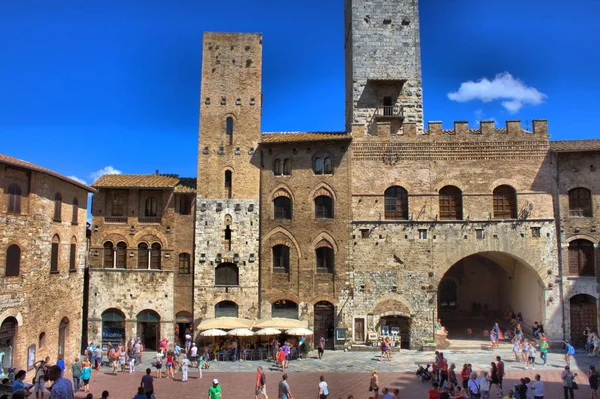 Huvudsakliga torget San Gimignano — Stockfoto