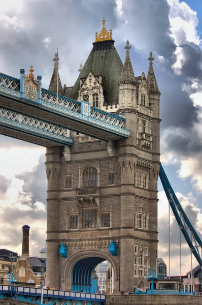 Turm der Tower Bridge in London — Stockfoto