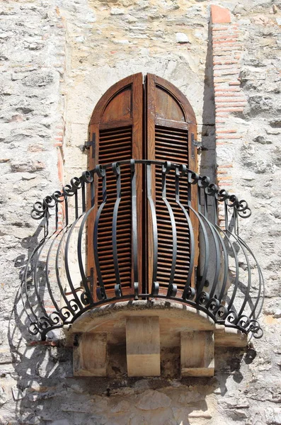 Mittelalterliches Fenster und Balkon — Stockfoto