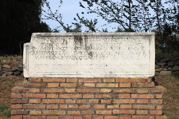 Antiga inscrição latina — Fotografia de Stock