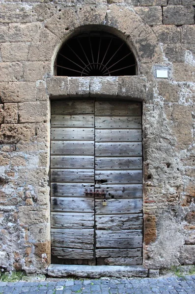 Antica porta anteriore in legno — Foto Stock