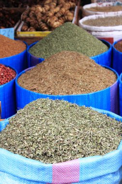 Bir pazar tezgahında satılık Baharatlar