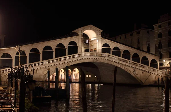 Rialto bridge door nacht in Venetië — Stockfoto