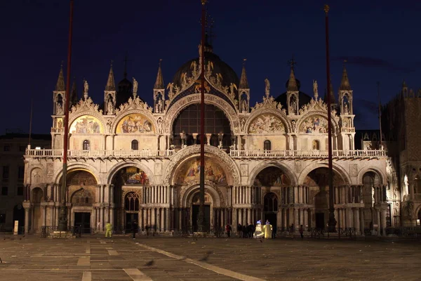 Bazilika svatého Marka přes noc v Benátkách — Stock fotografie