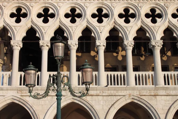 Bögen des Dogenpalastes in Venedig — Stockfoto