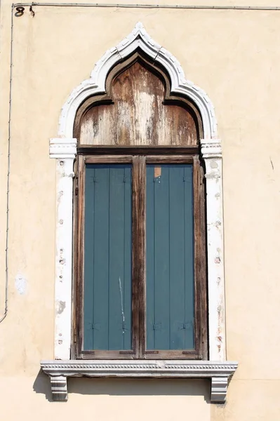 Typisk renässansens fönster i Venedig — Stockfoto