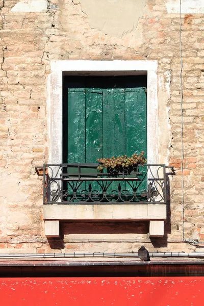 Janela renascentista típica em Veneza — Fotografia de Stock