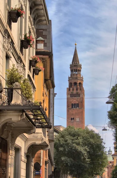Cremonan kaupunkikuva Torrazzon kanssa — kuvapankkivalokuva