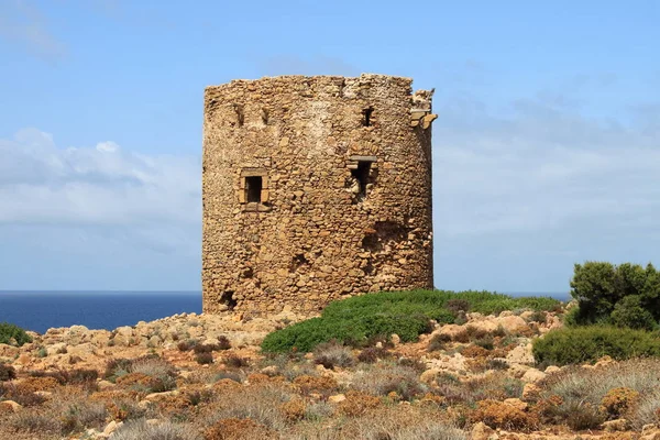 Башня Кала-Доместика на Сардинии — стоковое фото