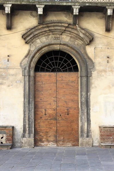 Antica porta in legno — Foto Stock