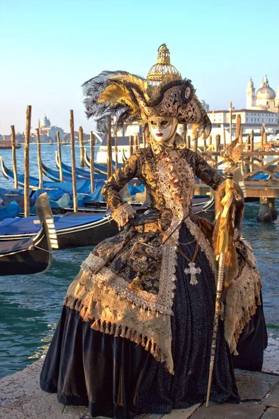 Человек в традиционном венецианском костюме — стоковое фото