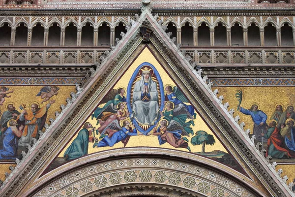 奥维多大教堂的外观 — 图库照片
