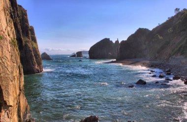 Playa la Barquera'daki kayalık sahil