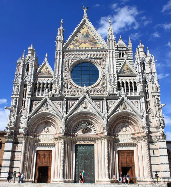 Gevel van de kathedraal van Siena — Stockfoto