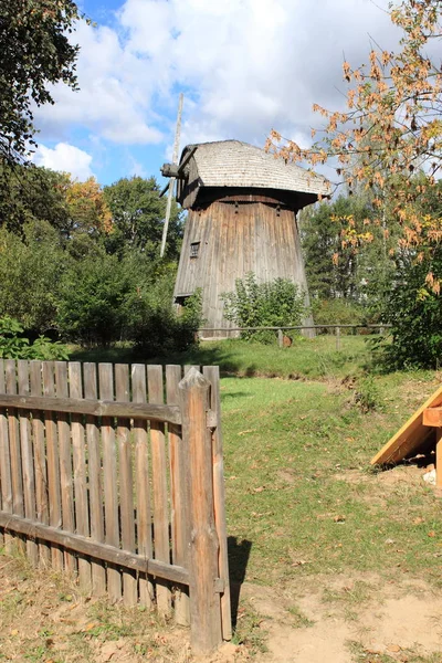 Wiatrak w Muzeum ludowym na otwartym powietrzu w Lublinie — Zdjęcie stockowe