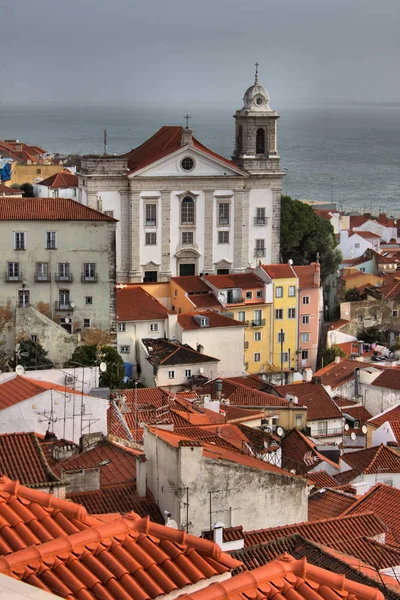 Panoramisch uitzicht op de wijk Alfama in Lissabon — Stockfoto