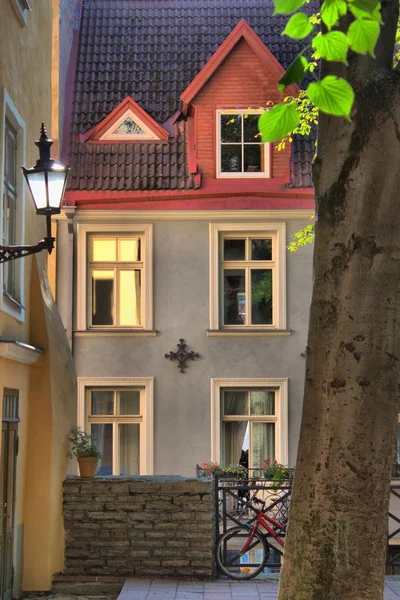 Stadsgezicht in het centrum van Tallinn — Stockfoto