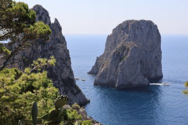 Capri Adası, İtalya 'daki Faraglioni kayalıkları