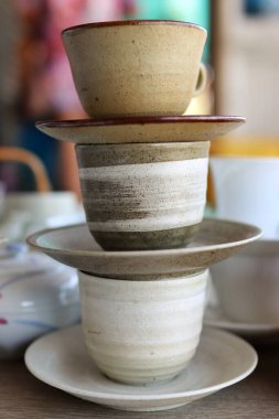  Masada üç fincan ve bir fincan tabağı yığını.