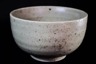  Siyah arka planı olan beyaz bir kase.